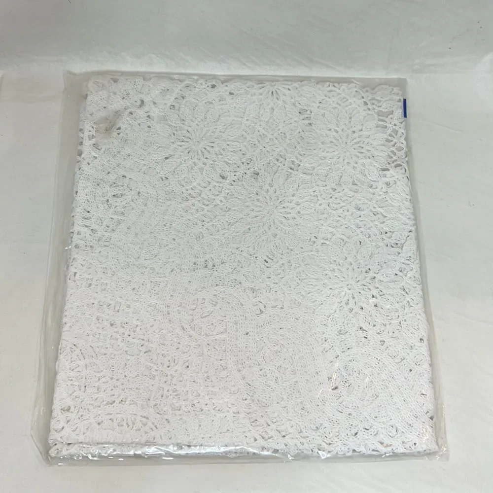 Table Cloth 36 Inches Round 💯% Vinyl Single Lace No Lining Wipes Clean Seats 4